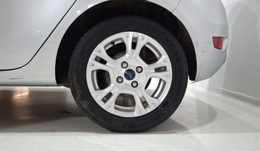 Ford Fiesta 1.6 SE MT Hatchback 2016