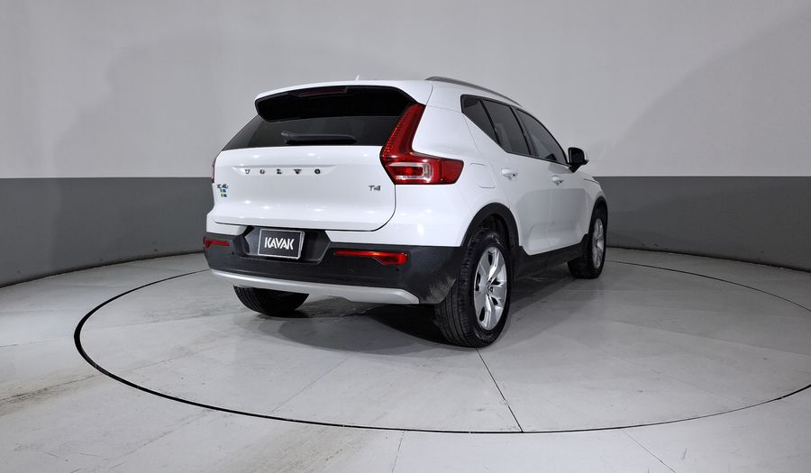 Volvo Xc40 2.0 T4 MOMENTUM AUTO Suv 2020