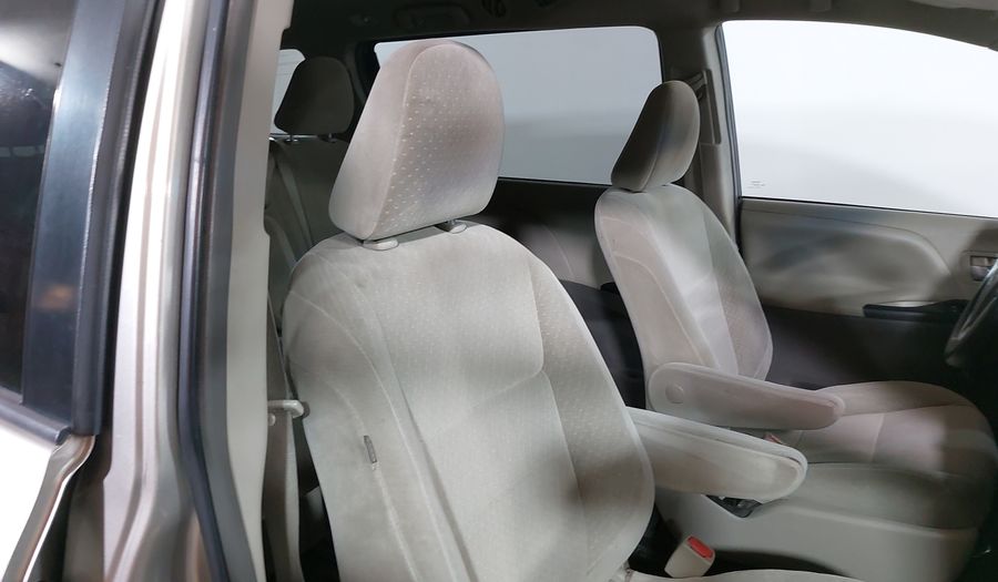 Toyota Sienna 3.5 LE AT Minivan 2017