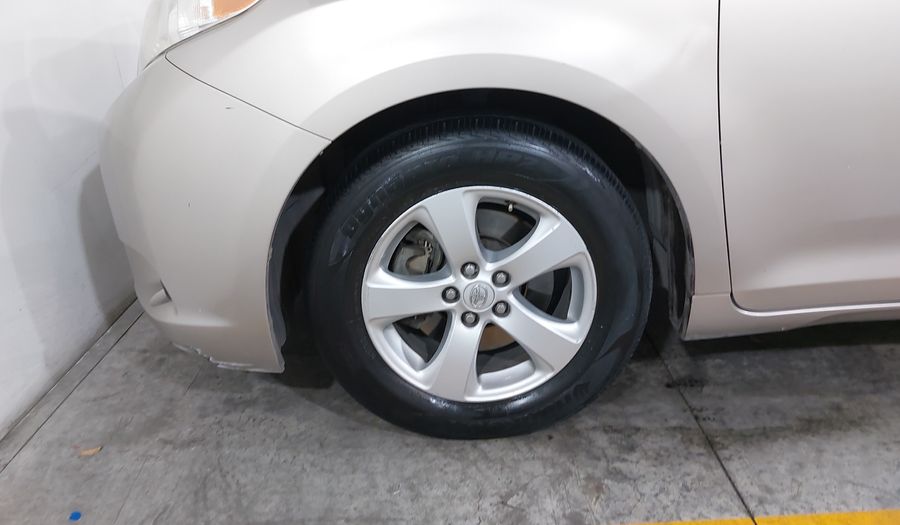 Toyota Sienna 3.5 LE AT Minivan 2017