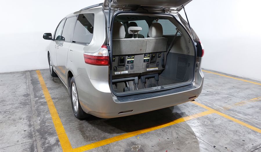 Toyota Sienna 3.5 LE AT Minivan 2017