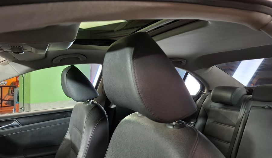 Volkswagen Vento 2.5 LUXURY Sedan 2011