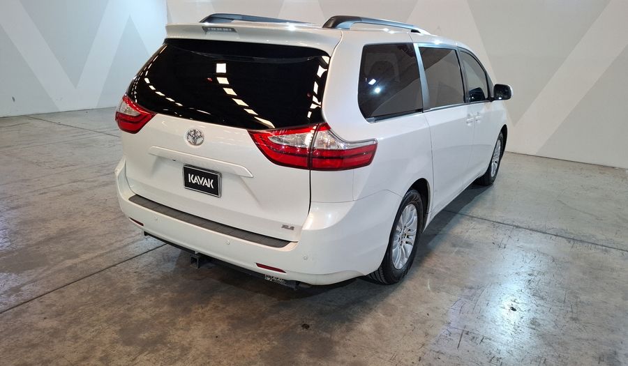 Toyota Sienna 3.5 XLE AT Minivan 2017