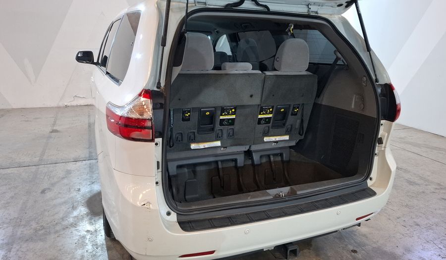 Toyota Sienna 3.5 XLE AT Minivan 2017