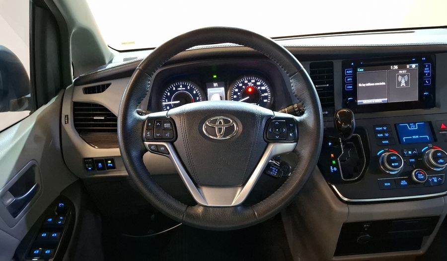 Toyota Sienna 3.5 XLE AT Minivan 2017