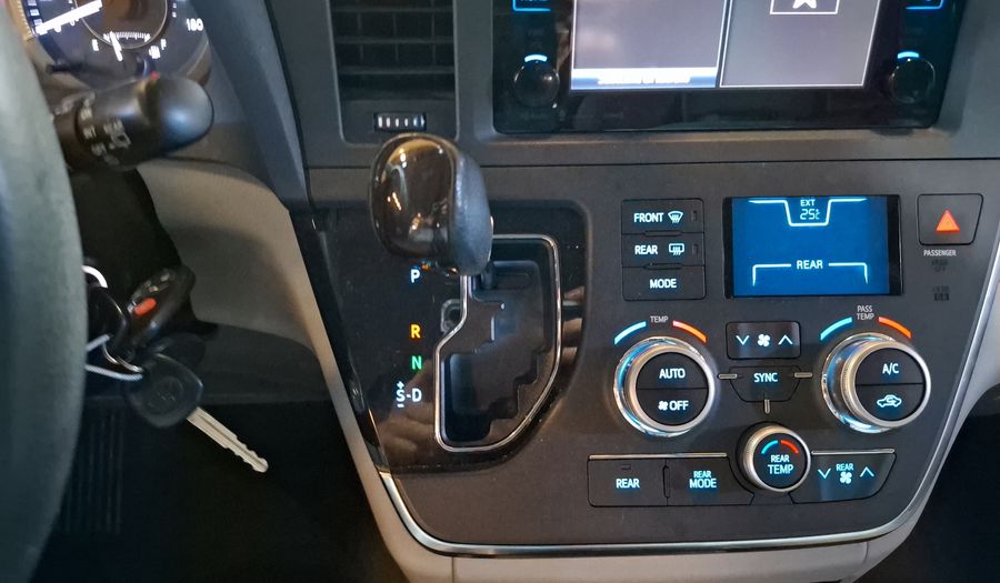 Toyota Sienna 3.5 XLE AT Minivan 2017