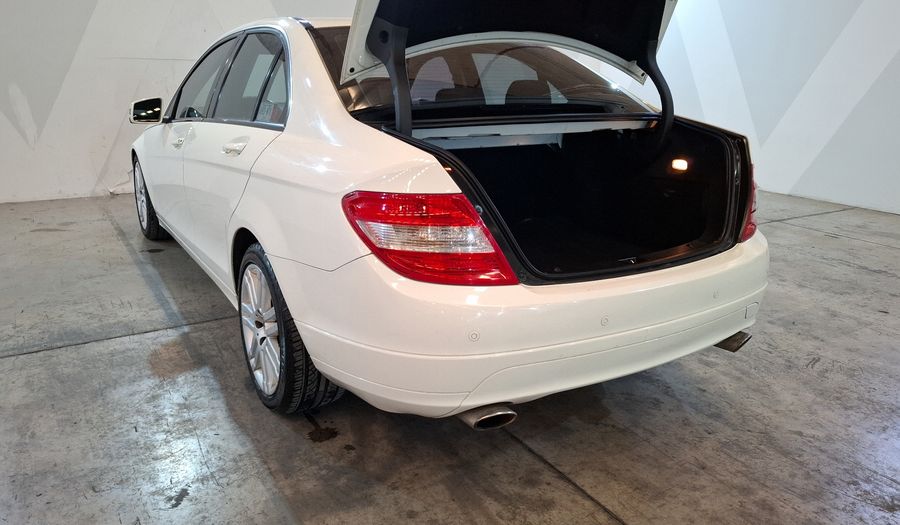 Mercedes Benz Clase C 3.0 300 CLASSIC AT Sedan 2010