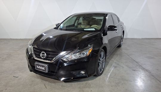 Nissan • Altima