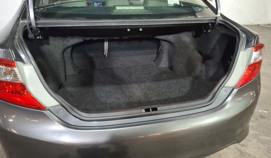 Toyota Camry 2.5 XLE L4 6AT Sedan 2014
