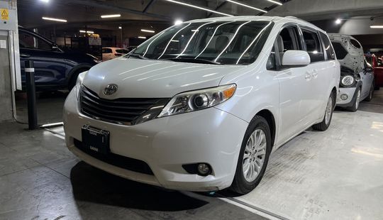 Toyota • Sienna
