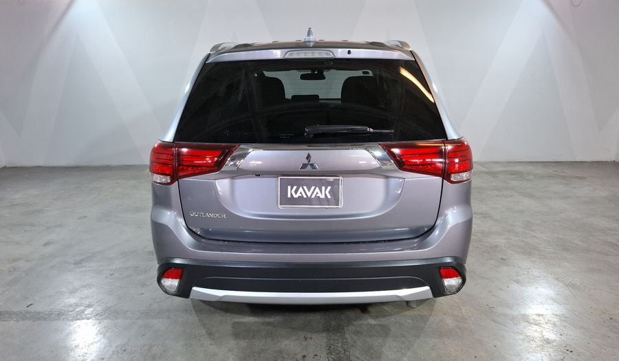 Mitsubishi Outlander 2.4 SE + Suv 2017