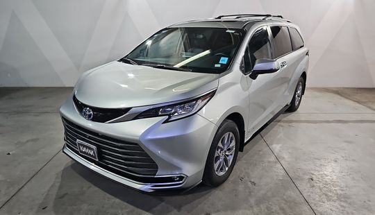 Toyota • Sienna