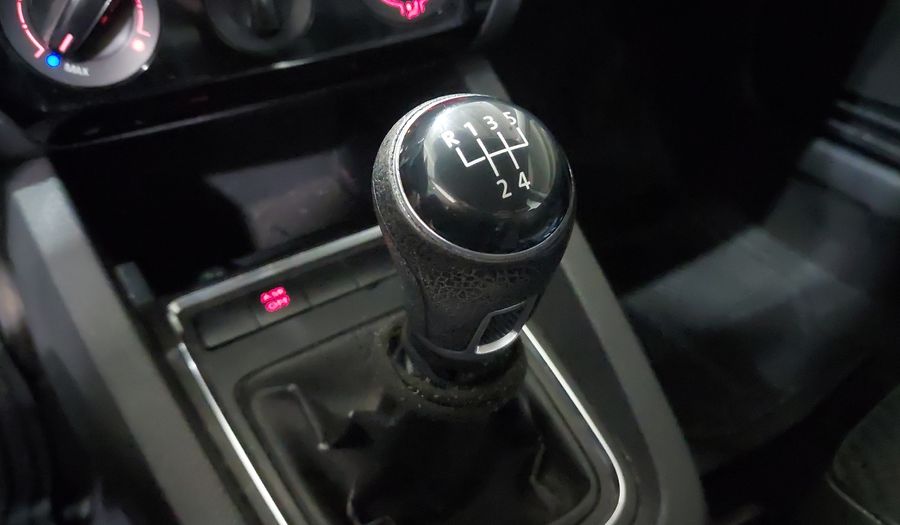 Volkswagen Jetta 2.0 STYLE MT Sedan 2017