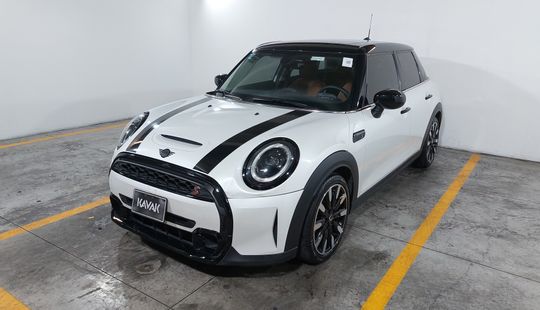 2023 • 28,848 km • Automático