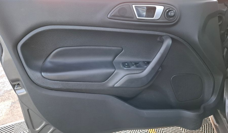 Ford Fiesta Kinetic Design 1.6 TITANIUM Sedan 2013