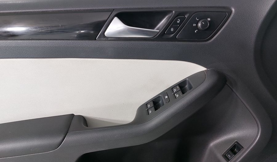 Volkswagen Jetta 2.0 LIVE MT Sedan 2016
