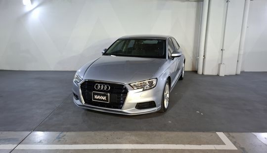 2018 • 82,028 km • Automático