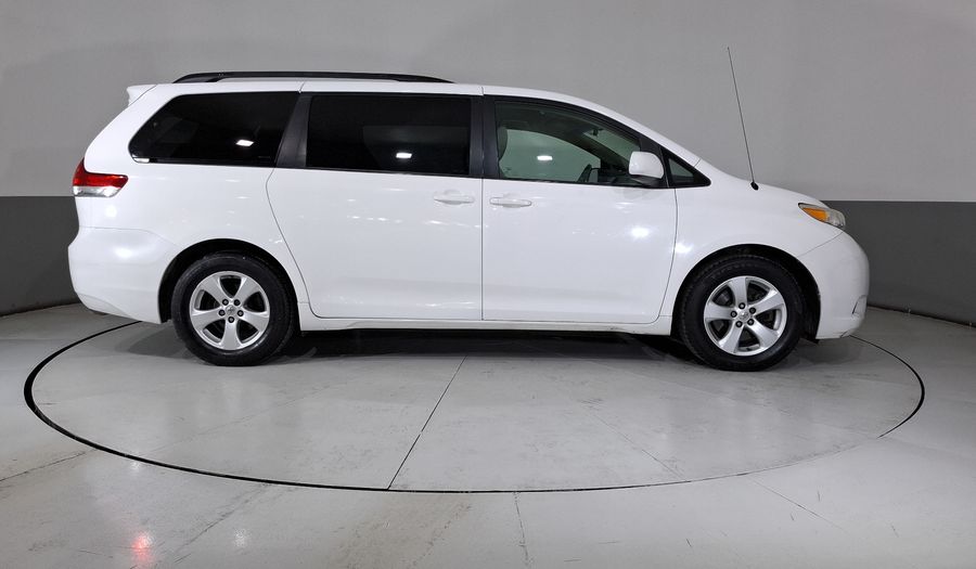 Toyota Sienna 3.5 LE AT Minivan 2014