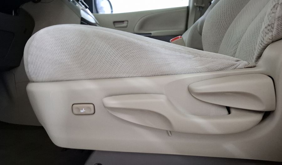 Toyota Sienna 3.5 LE AT Minivan 2014