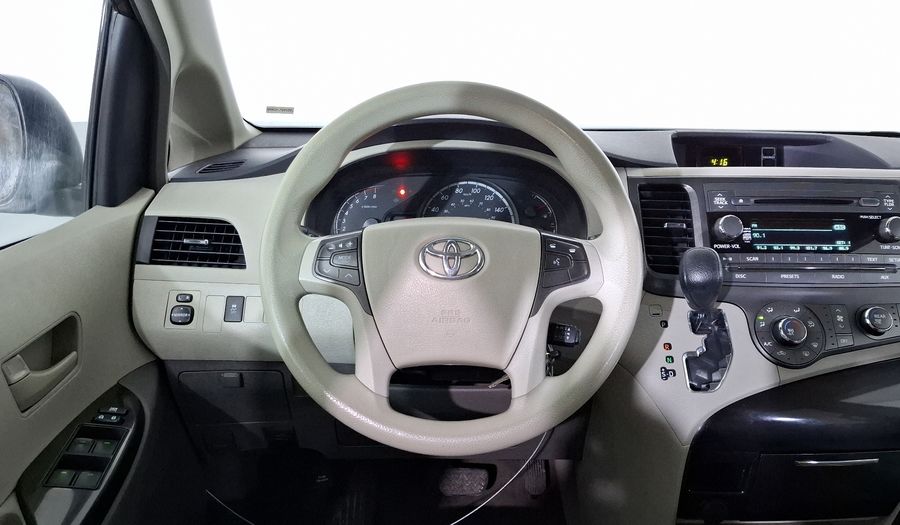 Toyota Sienna 3.5 LE AT Minivan 2014