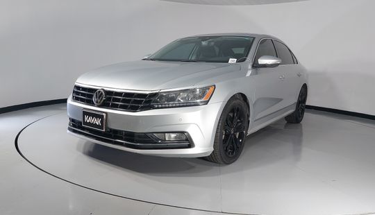 Volkswagen • Passat
