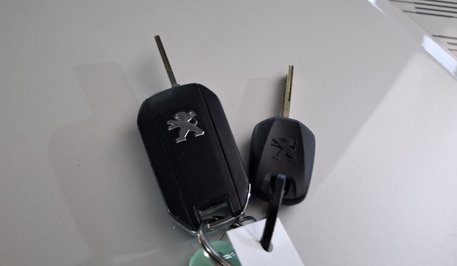 Peugeot 208 1.6L ROADTRIP TIPTRONIC Hatchback 2022