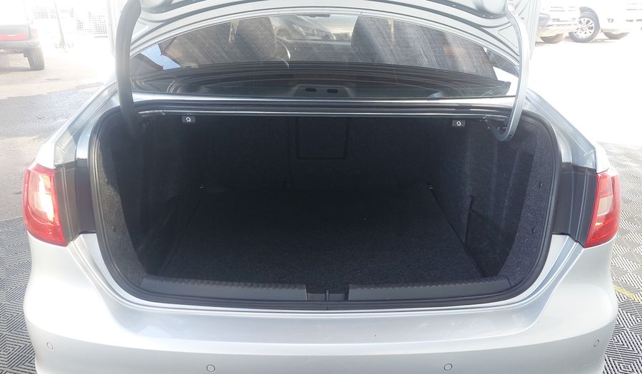 Volkswagen Vento 2.5 LUXURY Sedan 2011
