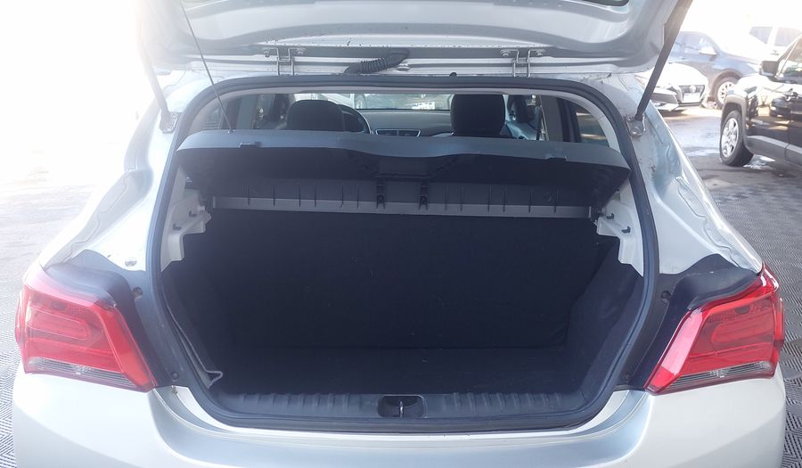 Chevrolet Onix 1.4 LT Hatchback 2016