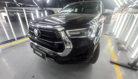 Toyota • Hilux