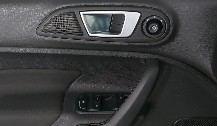 Ford Fiesta 1.6 SE MT Hatchback 2014