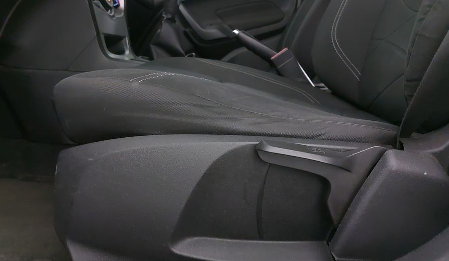 Ford Fiesta 1.6 SE MT Hatchback 2014