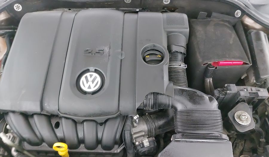 Volkswagen Jetta 2.5 TRENDLINE TIPTRONIC Sedan 2015