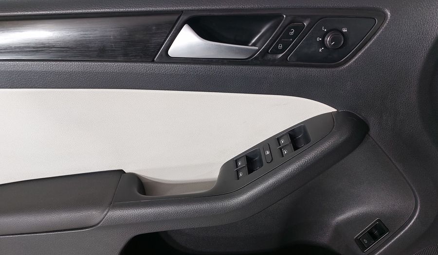 Volkswagen Jetta 2.0 LIVE MT Sedan 2016