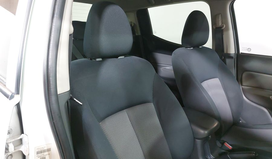 Mitsubishi L200 2.4 GASOLINA GLS DOBLE CABINA 4X2 Pickup 2017