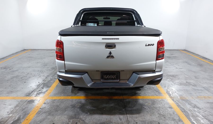 Mitsubishi L200 2.4 GASOLINA GLS DOBLE CABINA 4X2 Pickup 2017