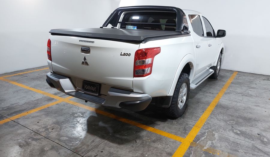 Mitsubishi L200 2.4 GASOLINA GLS DOBLE CABINA 4X2 Pickup 2017
