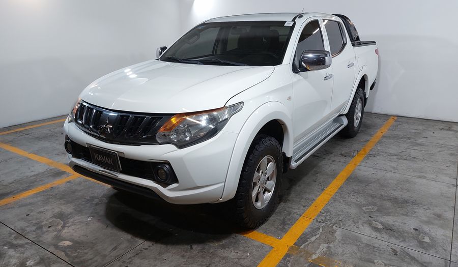 Mitsubishi L200 2.4 GASOLINA GLS DOBLE CABINA 4X2 Pickup 2017