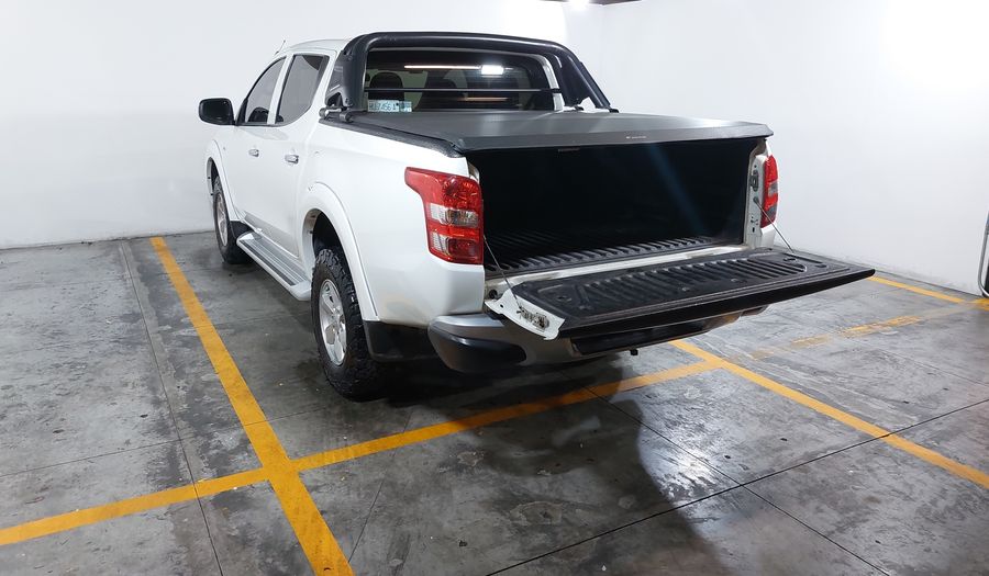 Mitsubishi L200 2.4 GASOLINA GLS DOBLE CABINA 4X2 Pickup 2017