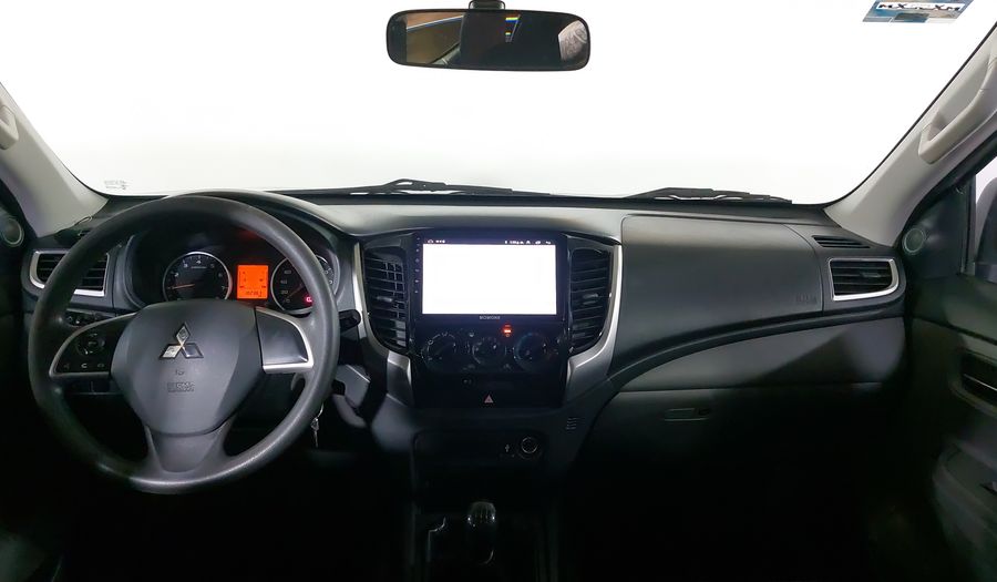 Mitsubishi L200 2.4 GASOLINA GLS DOBLE CABINA 4X2 Pickup 2017
