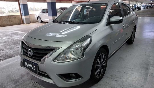 Nissan • Versa