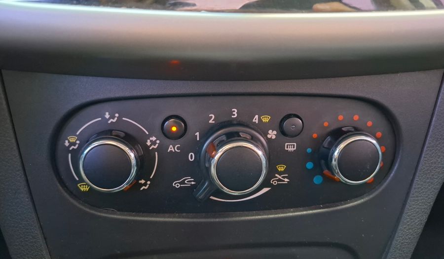 Renault Logan 1.6 AUTHENTIQUE PLUS Sedan 2014