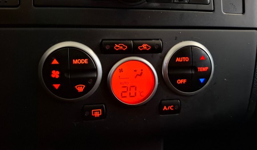 Nissan Tiida 1.8 TEKNA Hatchback 2011