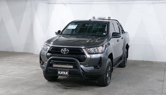 Toyota • Hilux