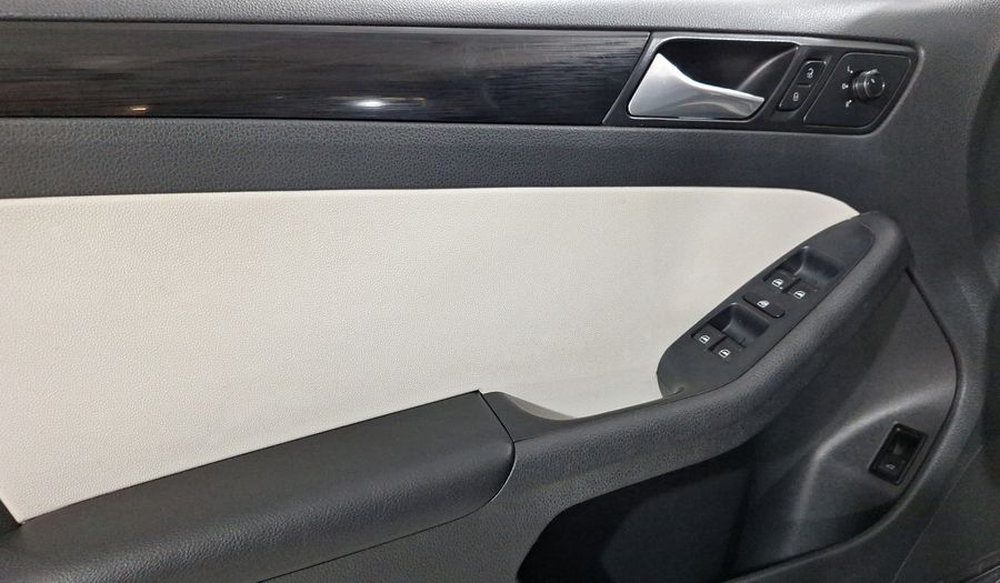 Volkswagen Jetta 2.0 LIVE MT Sedan 2016