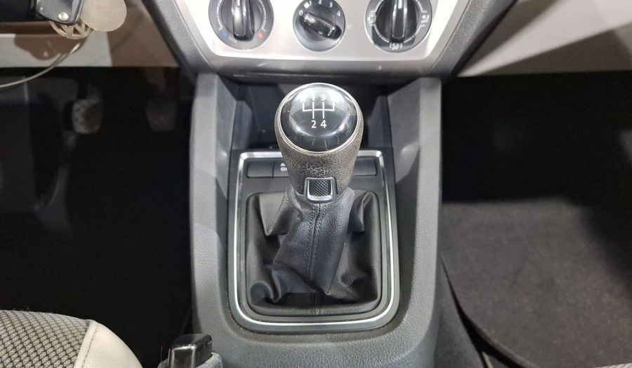 Volkswagen Jetta 2.0 LIVE MT Sedan 2016