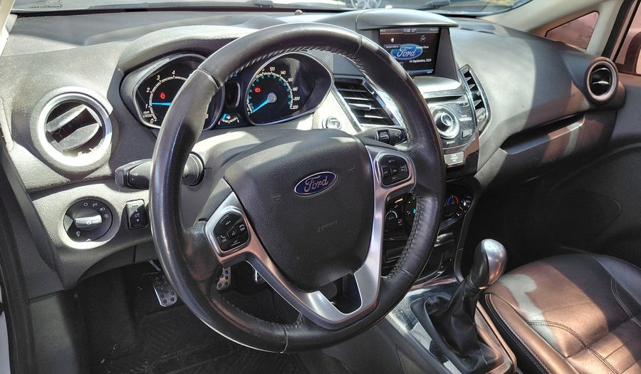 Ford Fiesta Kinetic Design 1.6 16V TITANIUM Hatchback 2014