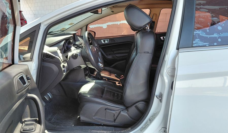 Ford Fiesta Kinetic Design 1.6 16V TITANIUM Hatchback 2014