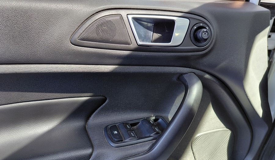 Ford Fiesta Kinetic Design 1.6 16V TITANIUM Hatchback 2014