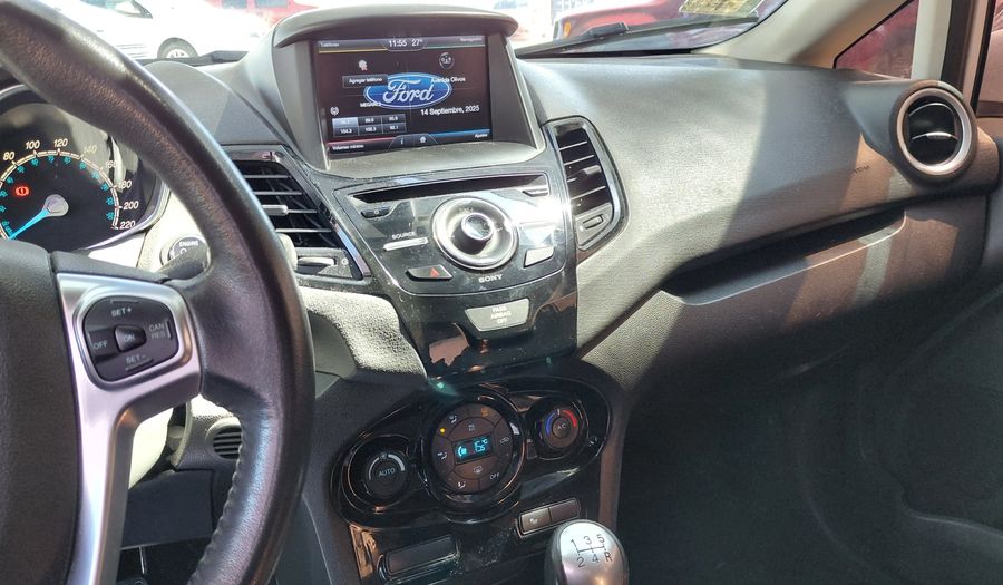 Ford Fiesta Kinetic Design 1.6 16V TITANIUM Hatchback 2014