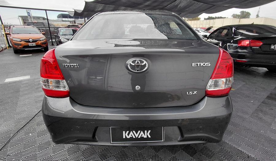 Toyota Etios 1.5 X Sedan 2023